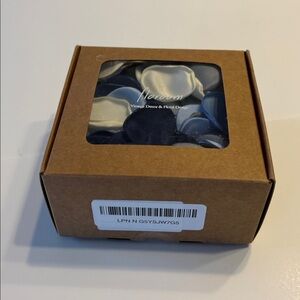 Floroom 300 Piece Faux Silk Rose Petals in Blue